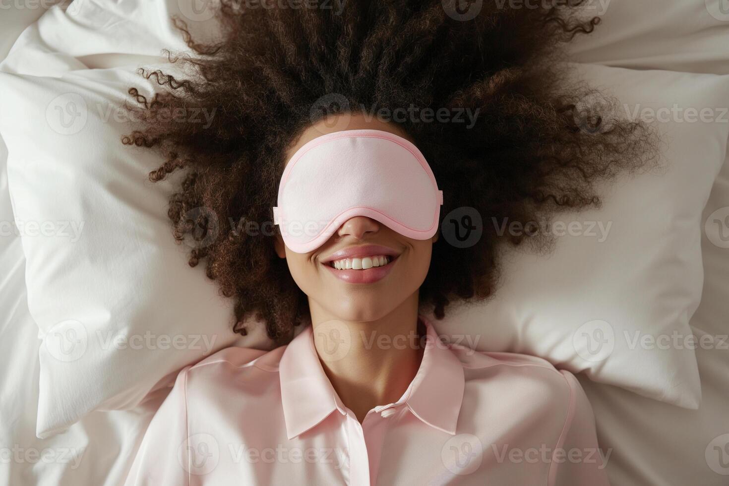 ai generiert jung afrikanisch amerikanisch Frau mit Schlaf Maske im Bett, oben Sicht. Vor Bettzeit foto
