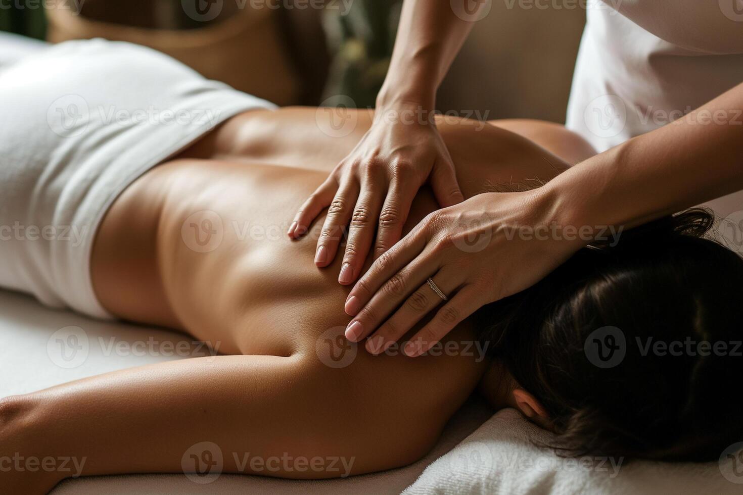 ai generiert Nahansicht von ein jung Frau Empfang zurück Massage im Spa Salon foto