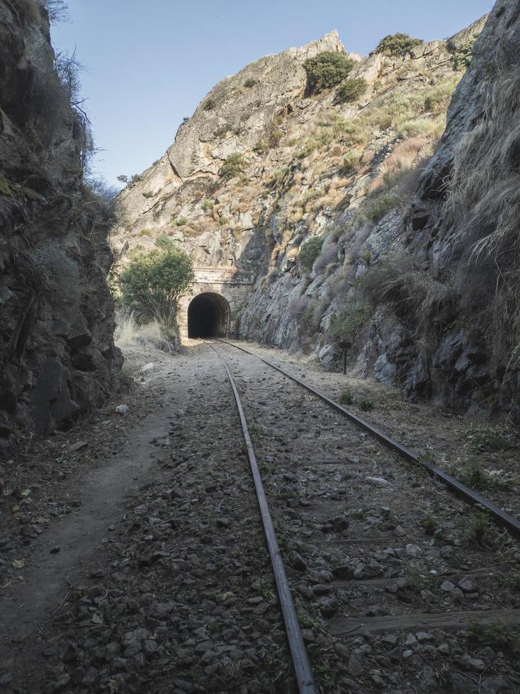 alter Eisenbahntunnel durch die Berge foto
