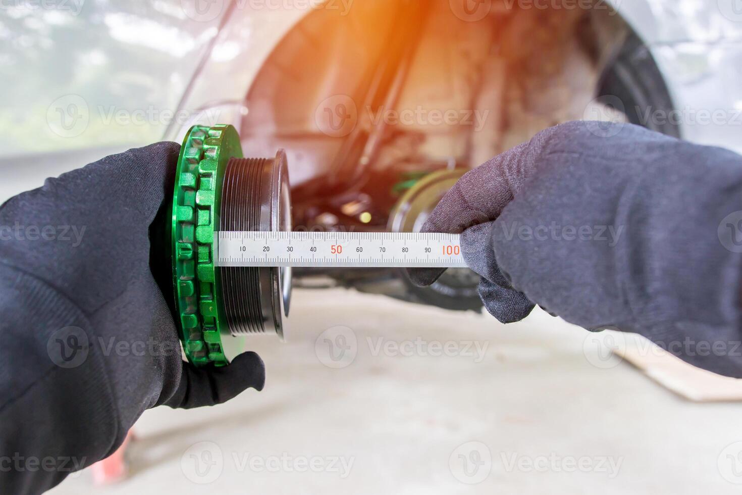 Hand ein Mann verwenden Stahl Lineal prüfen und einstellen Niveau Schraube von Keil Absorber Frühling auf das Fußboden von Garage ändern Konzept und Performance von Auto foto