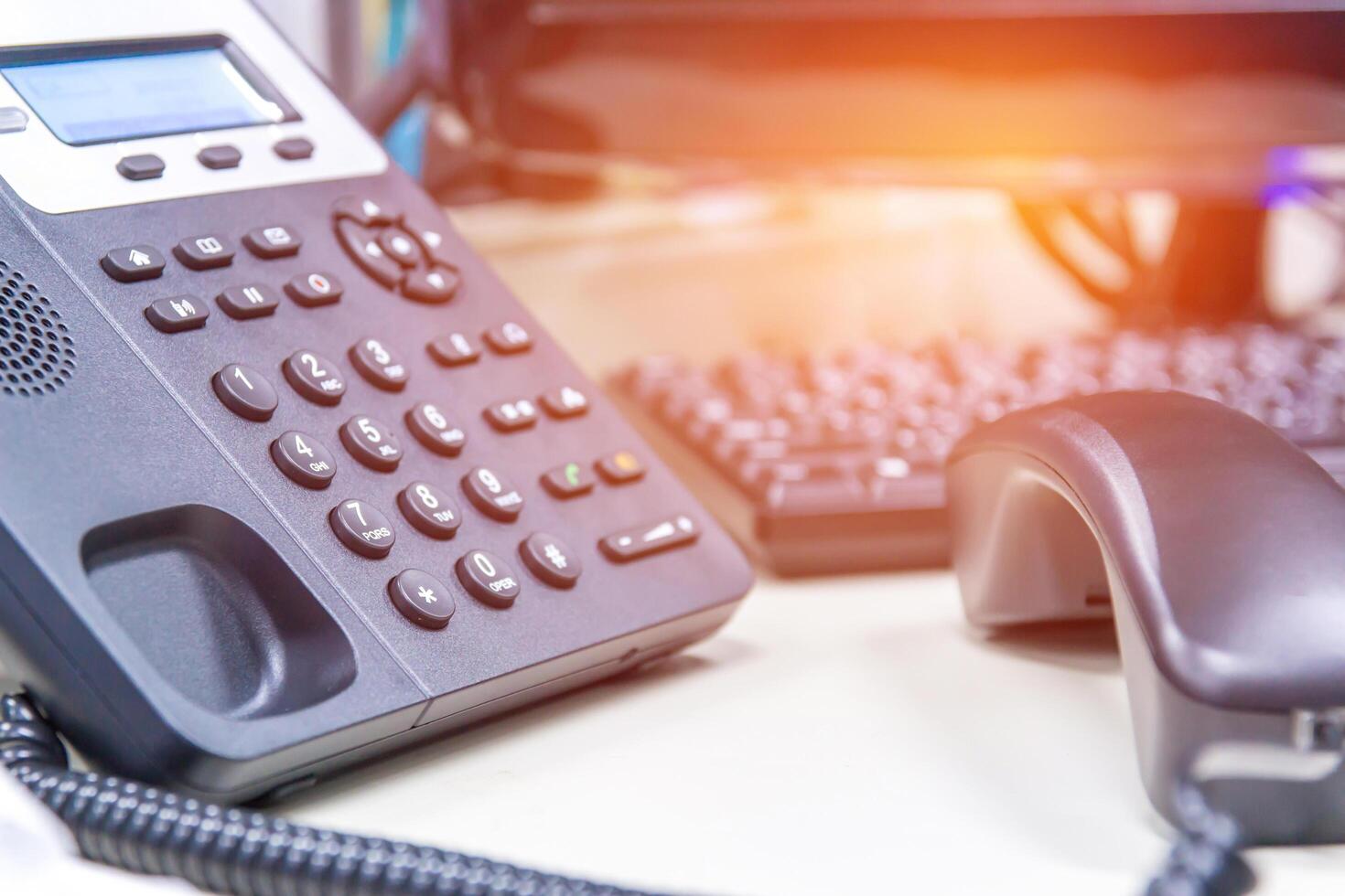 schließen oben Telefon Büro Tastatur Computer Handy, Mobiltelefon Telefon auf das Schreibtisch.Multitasking Mitarbeiter Konzept foto