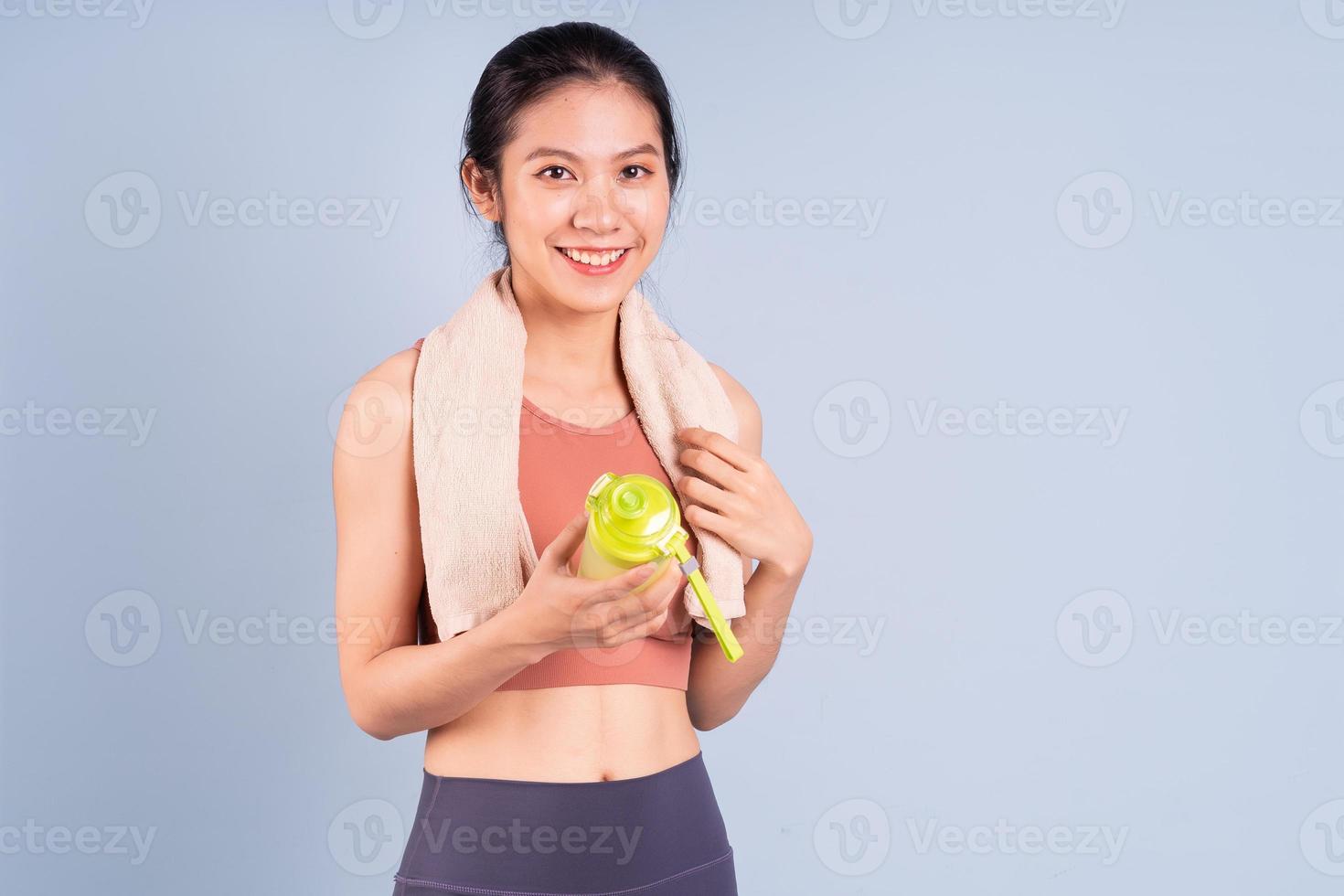 schöne asiatische Frau, die Sportkleidung trägt und Yoga-, Fitness- und Fitnesskonzepte macht foto