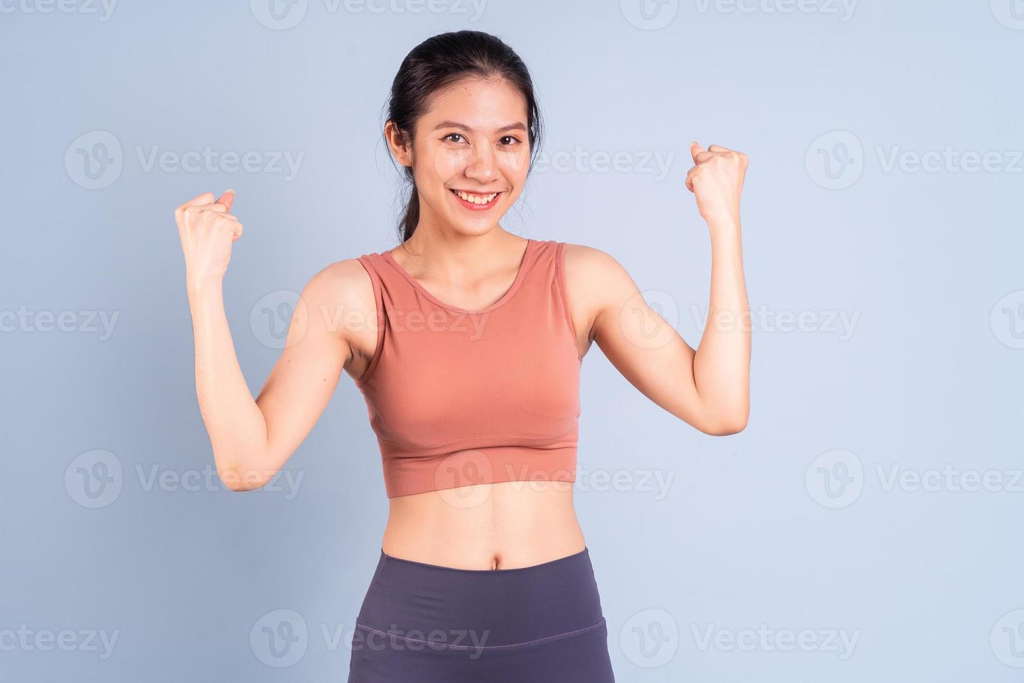 schöne asiatische Frau, die Sportkleidung trägt und Yoga-, Fitness- und Fitnesskonzepte macht foto