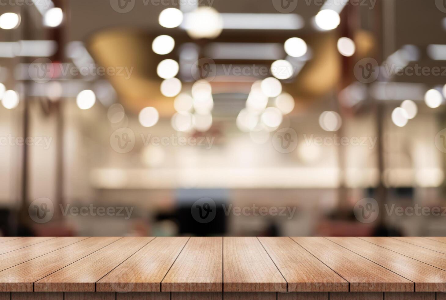 leeren hölzern Tabelle oben mit Beleuchtung Bokeh auf verwischen Restaurant Hintergrund. foto