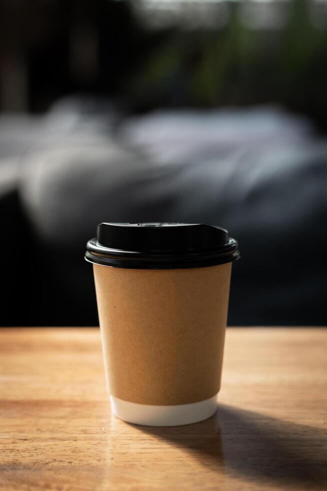 nehmen Weg Tasse von Kaffee auf hölzern Tisch. foto