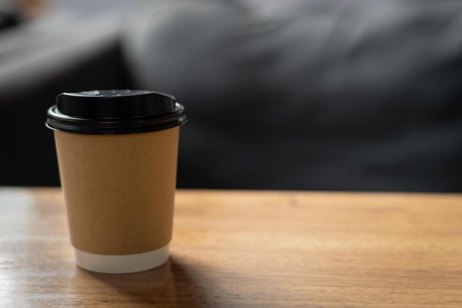 nehmen Weg Tasse von Kaffee auf hölzern Tisch. foto