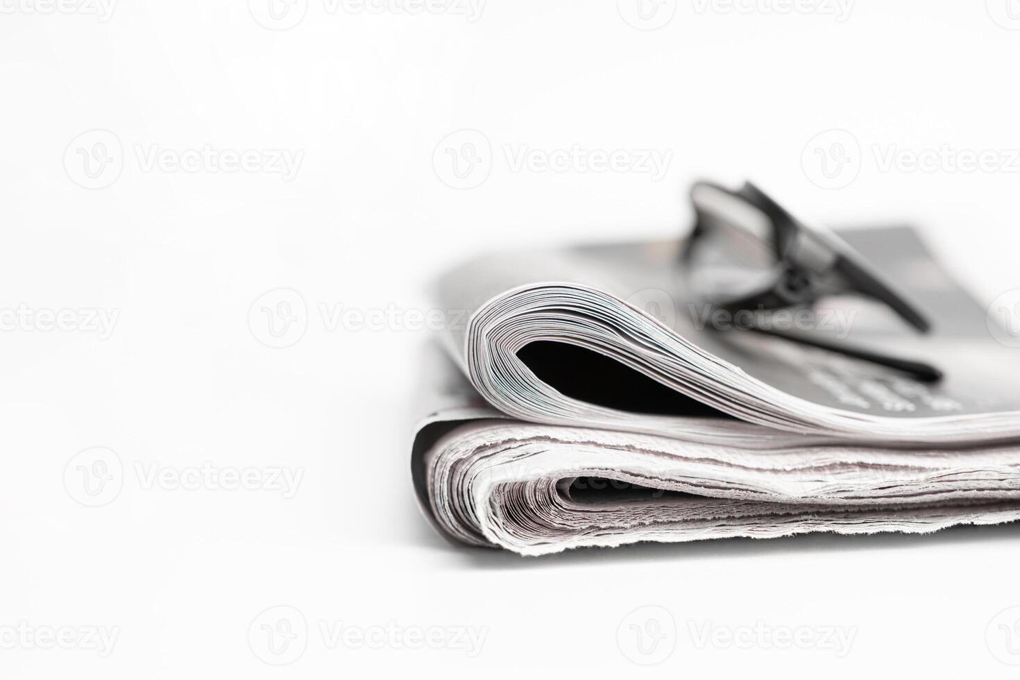 Nachrichten Papier und Brille auf das Weiß Tabelle foto