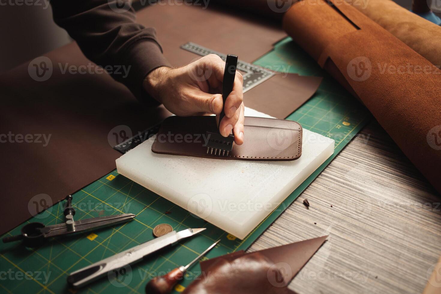 Gerber funktioniert mit Leder, klein Geschäft, Produktion. foto