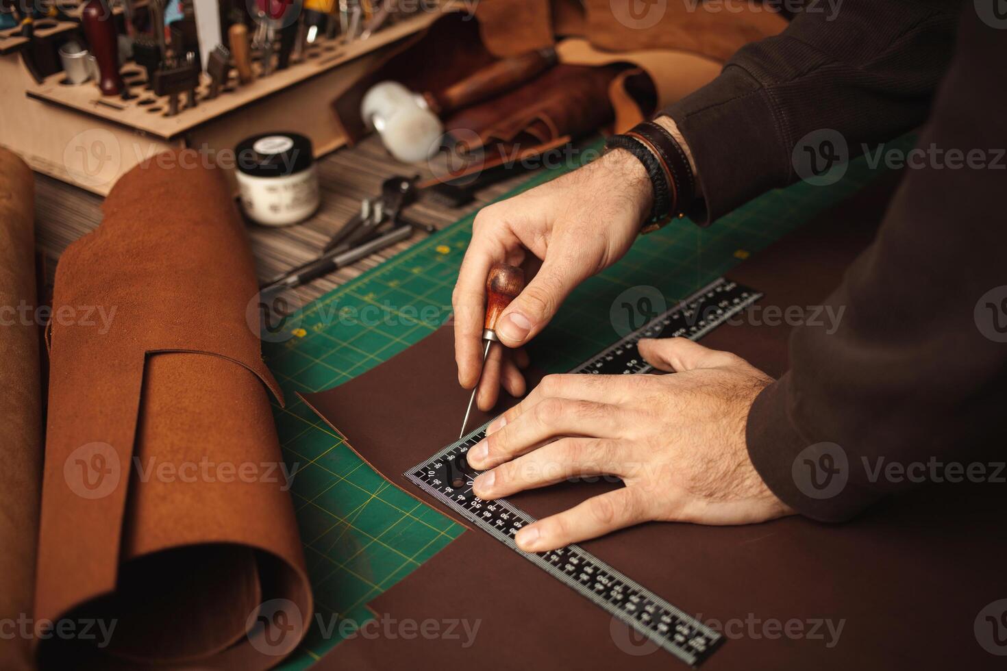 Gerber funktioniert mit Leder, klein Geschäft, Produktion. foto
