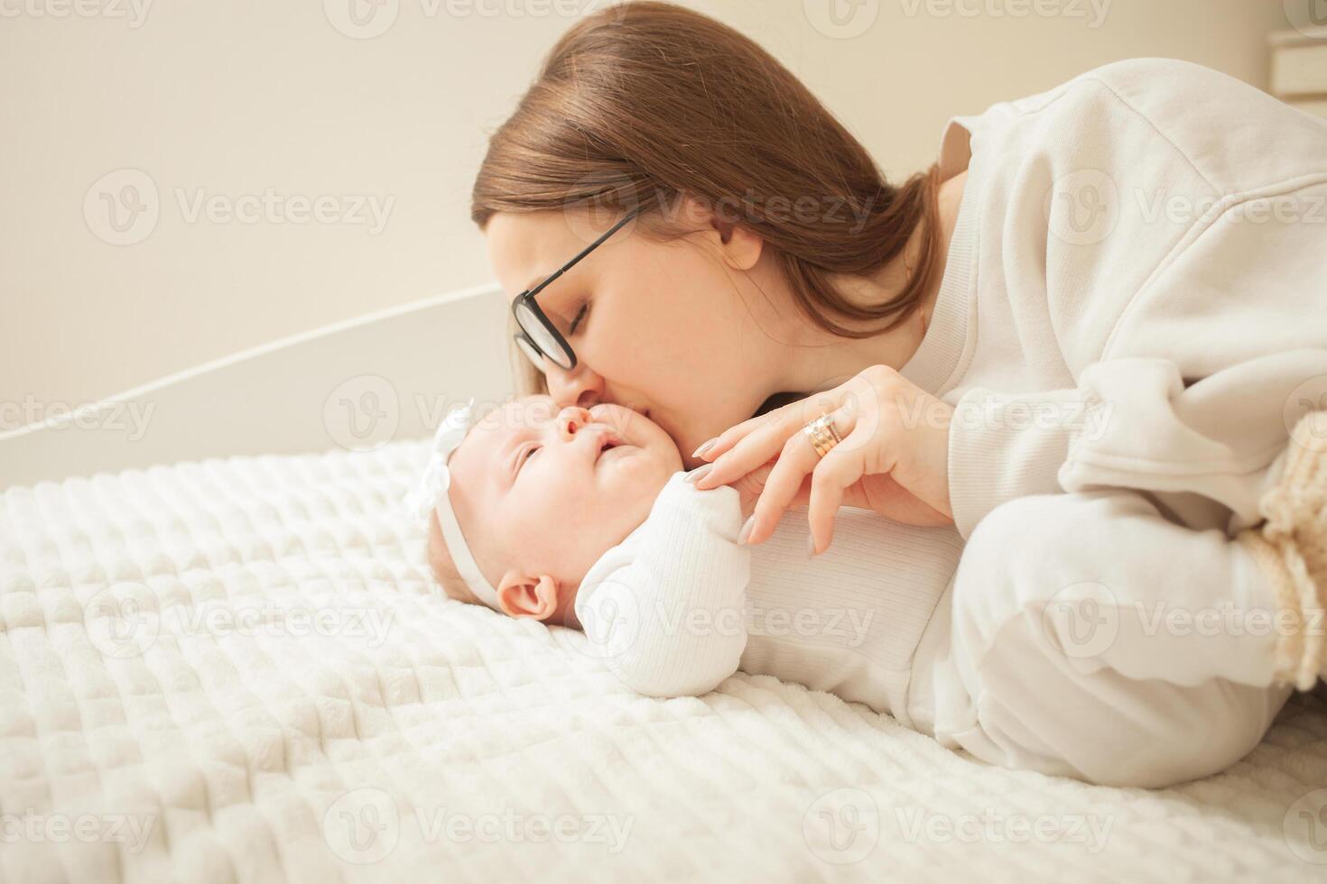 Mutter Theaterstücke mit Neugeborene Baby foto