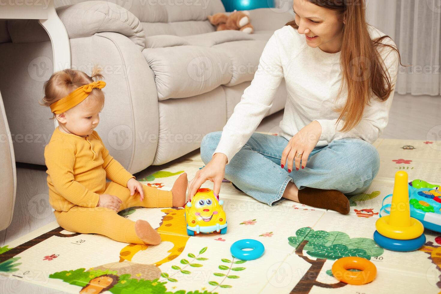 Mutter und Tochter abspielen zusammen, lernen, Zuhause Zimmer, Spaß, Liebe und Pflege. ein einer Jahr alt Mädchen foto