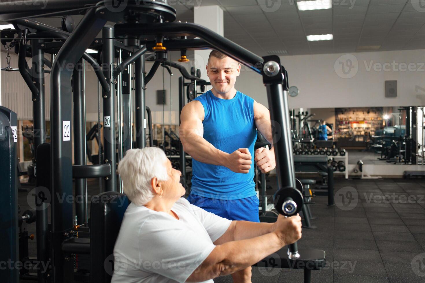 ein Alten Rentner Theaterstücke Sport im das Fitnessstudio foto