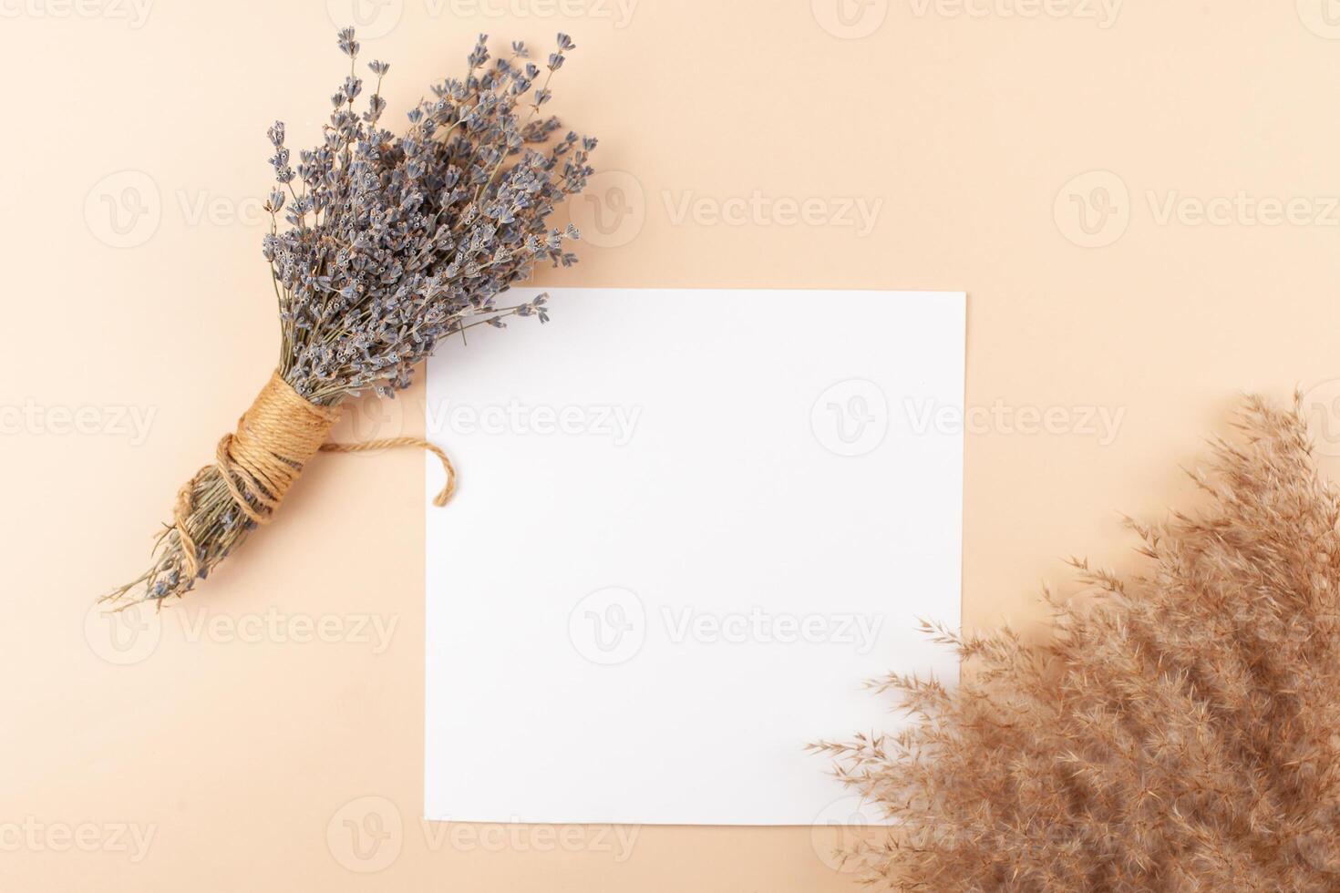 mocup auf ein Beige Hintergrund. schön Pflanzen, leeren Raum zum Text. Werbung ist ein Design Post. eben legen getrocknet Lavendel Strauß. foto