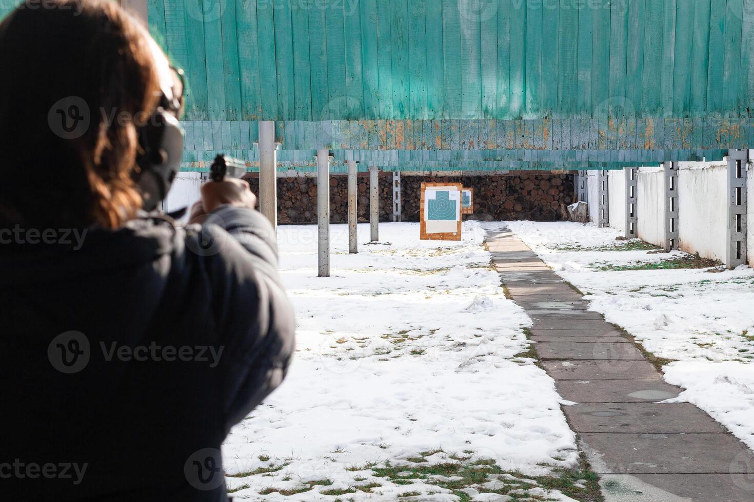 ein Mann schießt ein Ziel im ein Bindestrich. Sport, Unterhaltung, Feuerarme, Pistole. foto