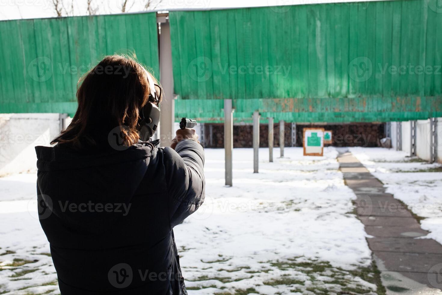 ein Mann schießt ein Ziel im ein Bindestrich. Sport, Unterhaltung, Feuerarme, Pistole. foto