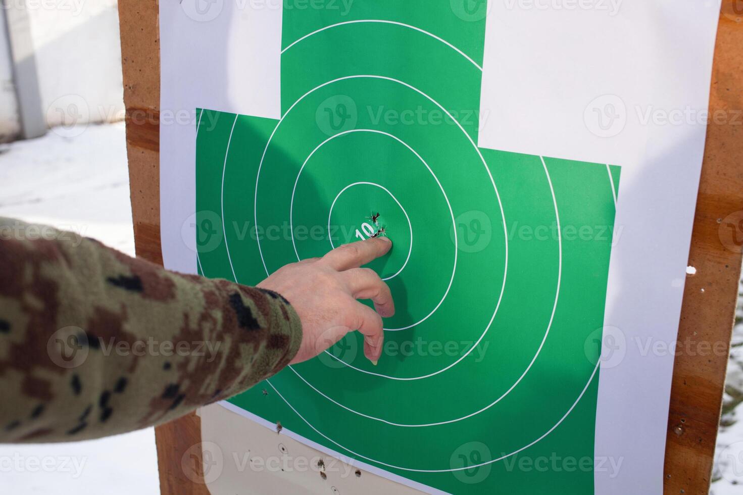 bekommen in das oben zehn schlagen das Ziel. Reifen, Papier Ziel, Gewehr Schüsse. foto