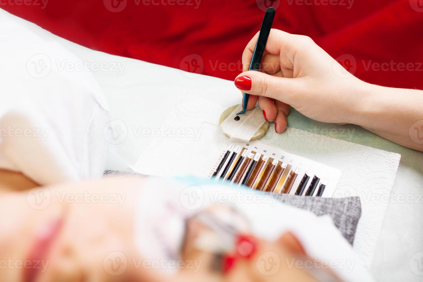 Wimper Entfernung Verfahren schließen hoch. schön Frau mit lange Wimpern im ein Schönheit Salon. Wimper Verlängerung. foto