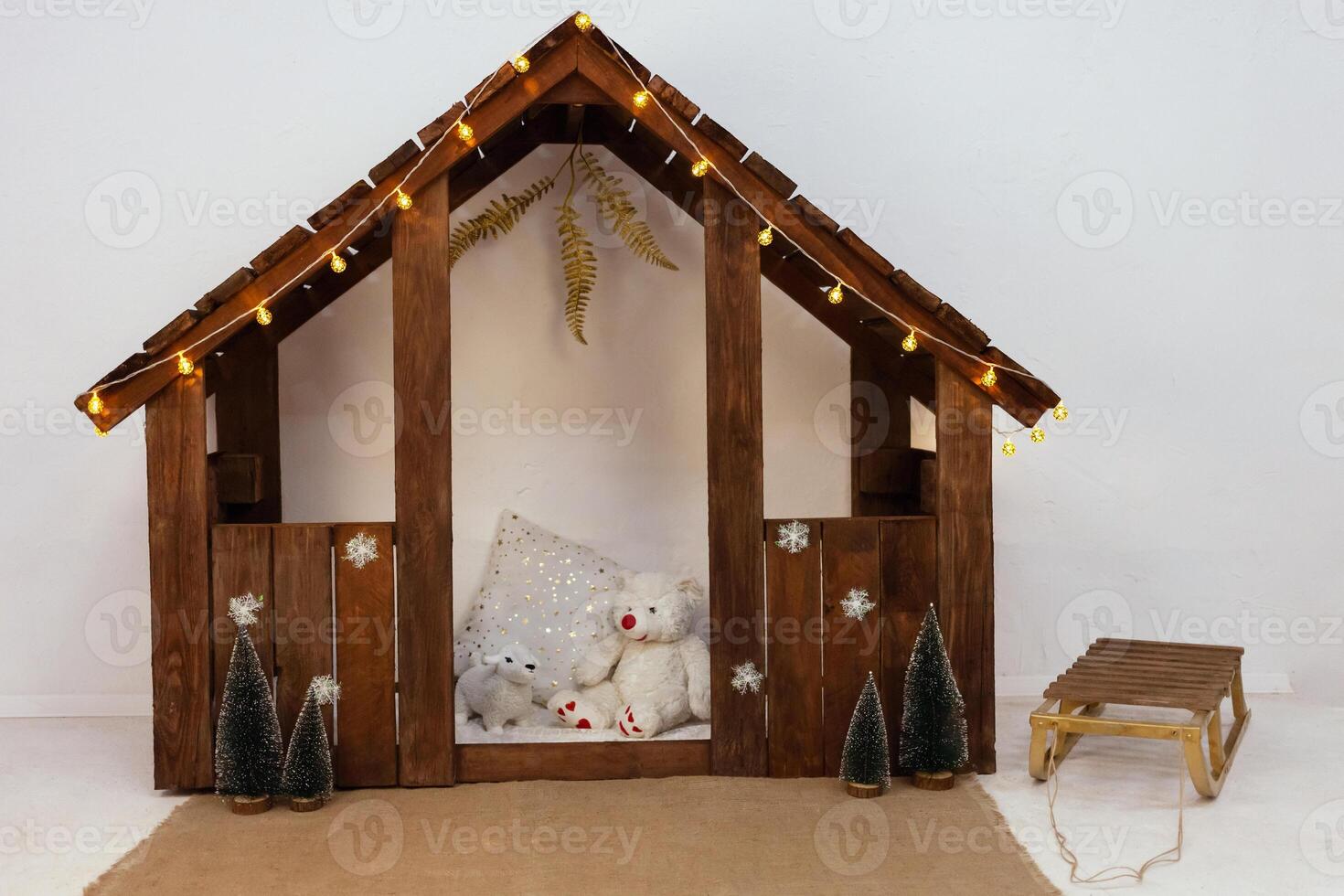 Kinder- heim, Weihnachten. Neu Jahre Foto Zone, Schlitten, Sanft Spielzeuge, Weihnachten Bäume, Schneeflocken und Gelb Girlande. Kinder- Foto Zone im das Studio. Zuhause zum das Kind Zimmer