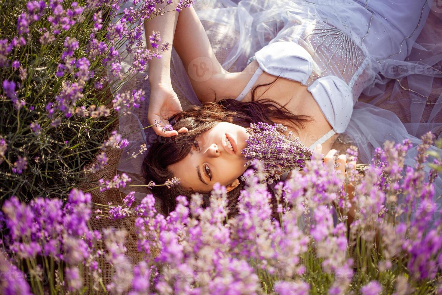 ein schön Mädchen im ein Lavendel Feld. Schönheit, schön bilden foto