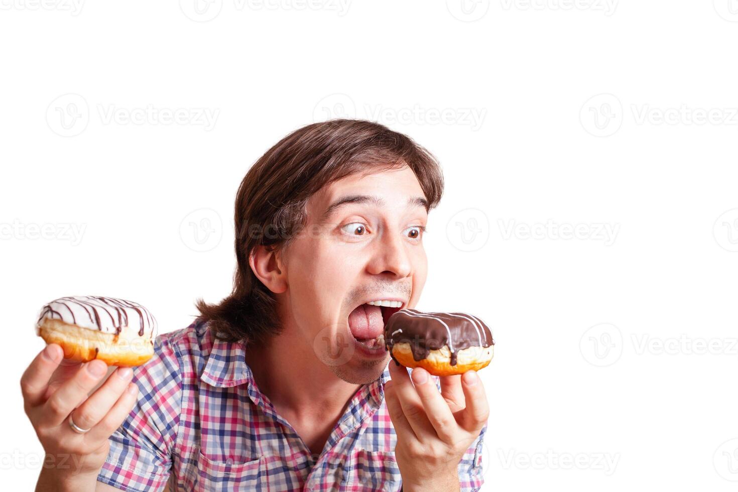 komisch Mann sieht aus beim das Schokolade Krapfen prall Augen foto