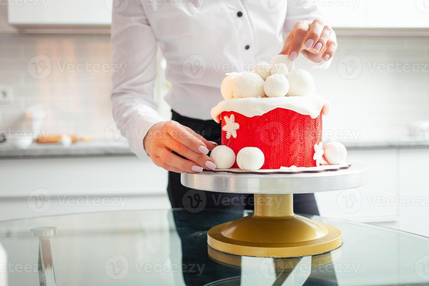 sehr schön Winter Kuchen zum Weihnachten, Neu Jahr, Urlaub, Geburtstag. Gebäck Koch dekoriert Backen, Zuhause Produktion, Unternehmer, Privatgelände, drinnen. Hobby. foto