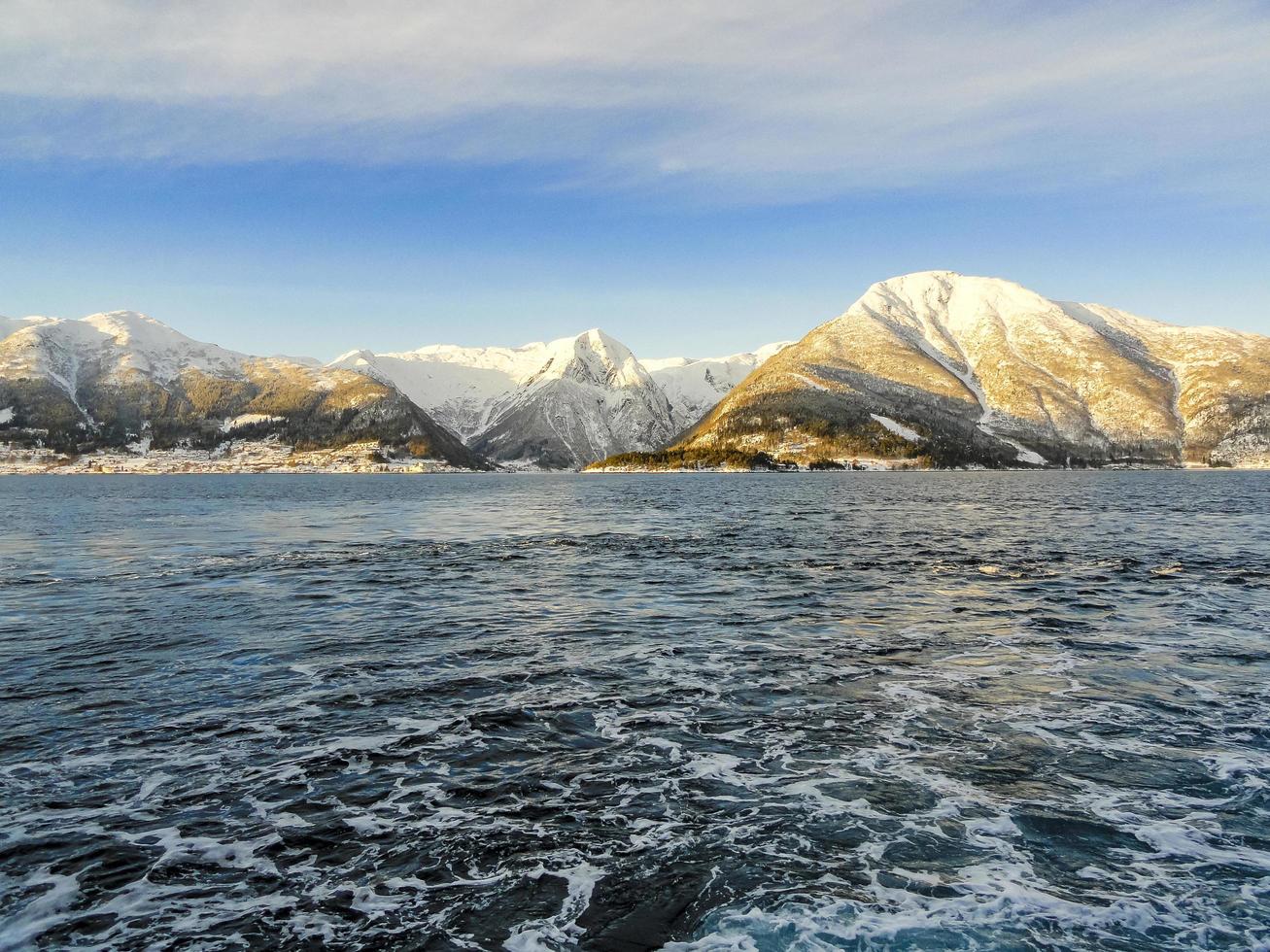 winterlandschaft fjord sonnenaufgang sonnenuntergang, norwegen. Fähre Vangsnes nach Balestrand. foto