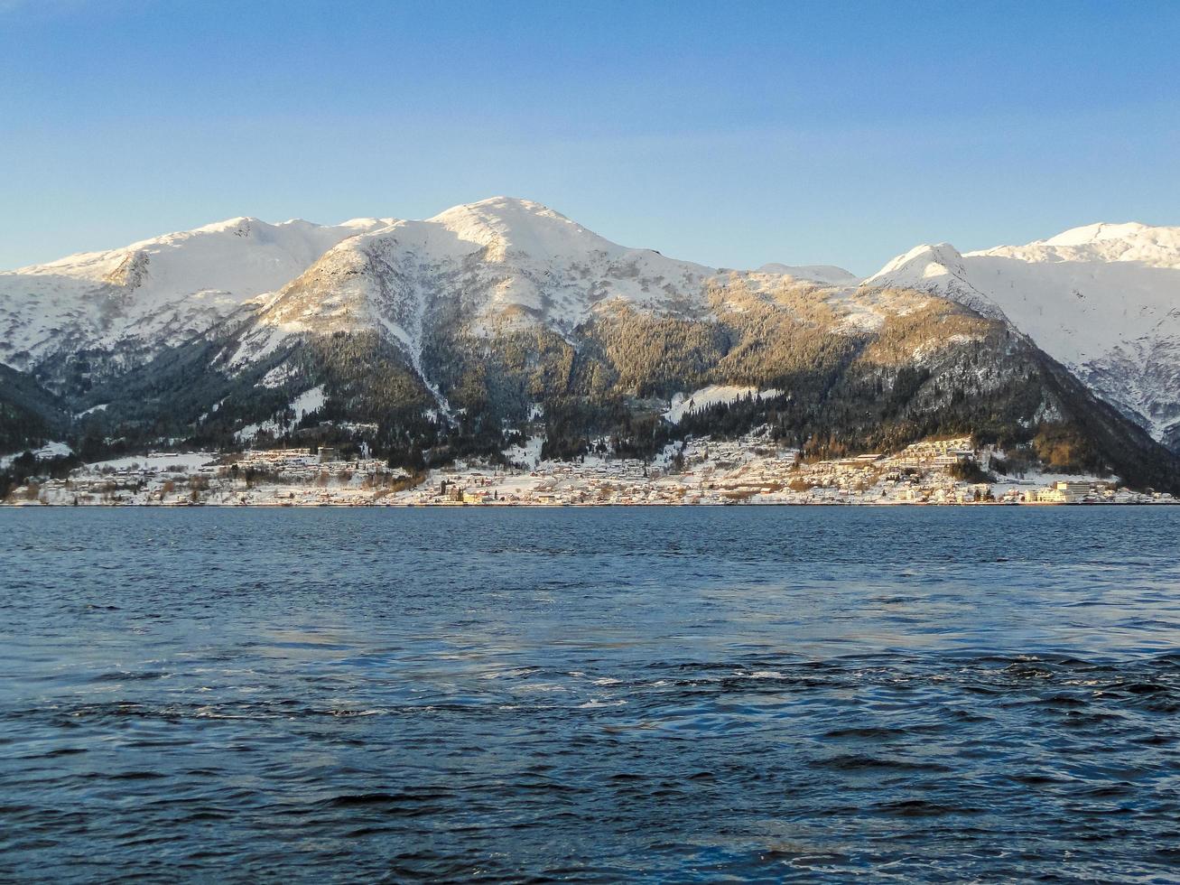 winterlandschaft fjord sonnenaufgang sonnenuntergang, norwegen. Fähre Vangsnes nach Balestrand. foto