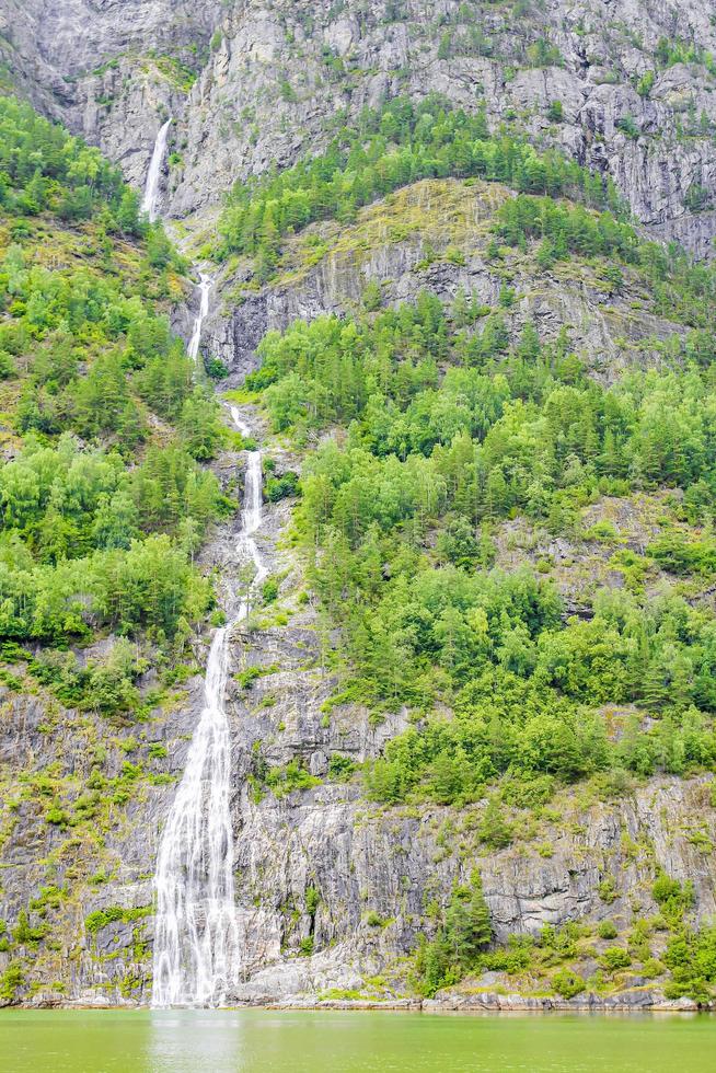 Wasserfall im Aurlandsfjord Aurland Sognefjord in Norwegen. foto