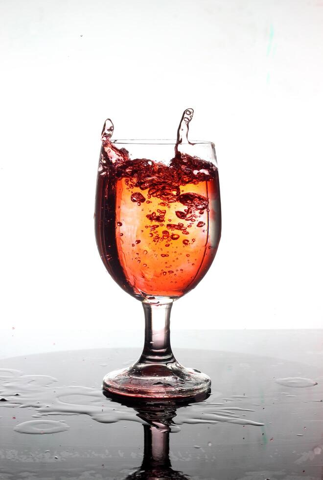 planschen Cocktail in ein Wein Glas foto