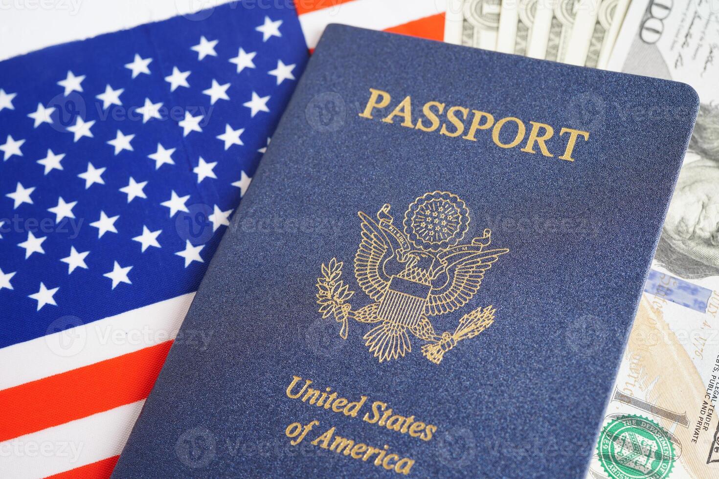 uns Reisepass mit Dollar Geld auf USA Flagge, amerikanisch Bürger im vereinigt Zustände von Amerika. foto