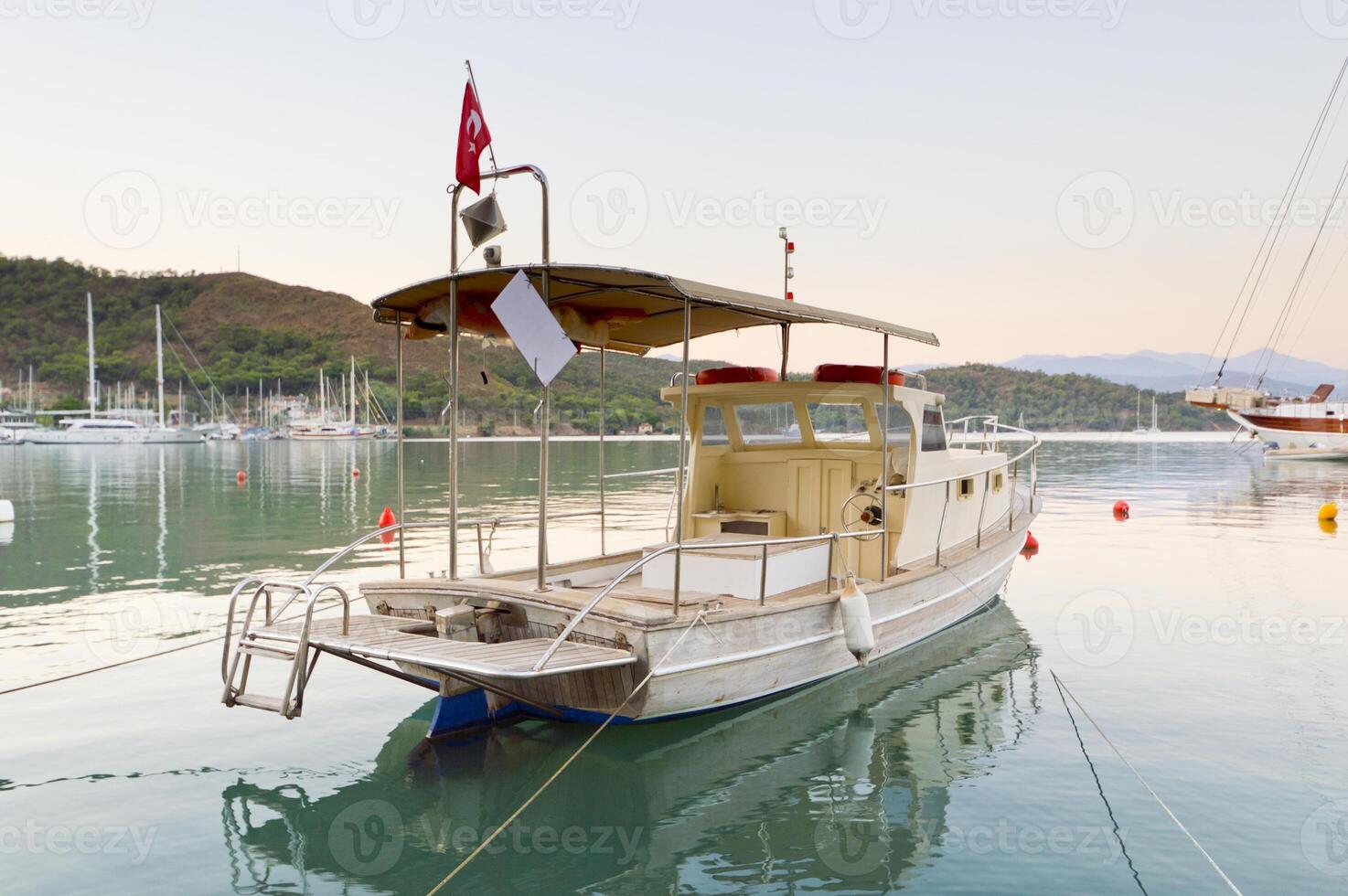 alt Angeln Boot auf Meer beim Sonnenuntergang foto