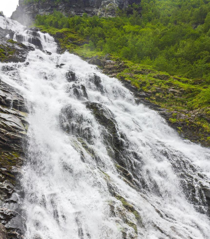 schöner wasserfall hjellefossen utladalen ovre ardal norwegen. schönsten Landschaften. foto