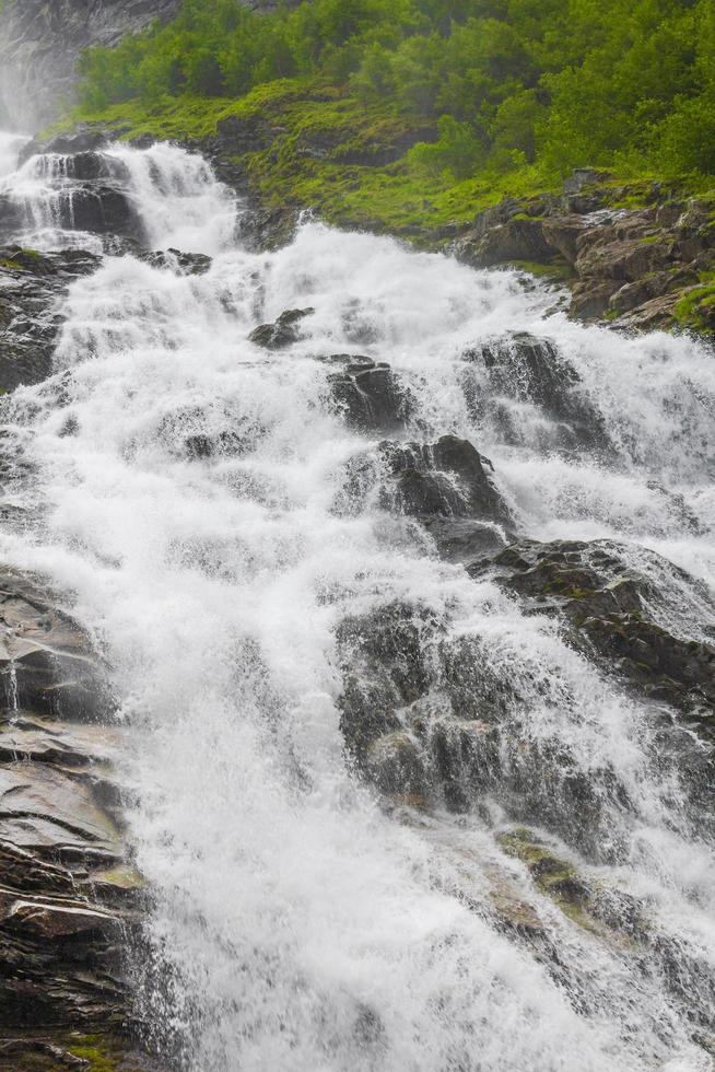 schöner wasserfall hjellefossen utladalen ovre ardal norwegen. schönsten Landschaften. foto