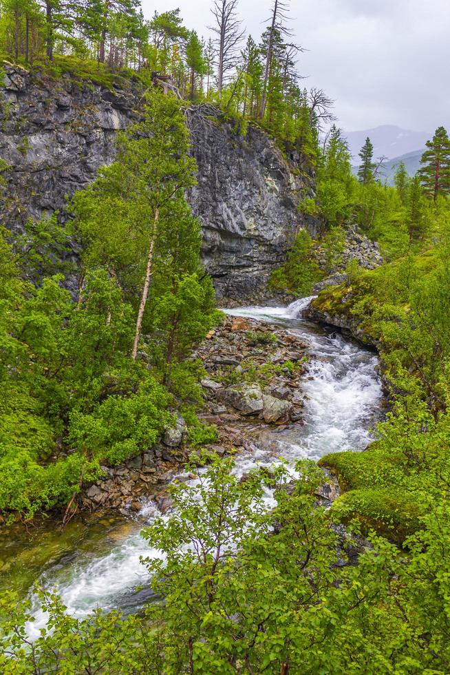 schöner türkisfarbener fluss wasserfall vettisfossen utladalen norwegen. schönsten Landschaften. foto