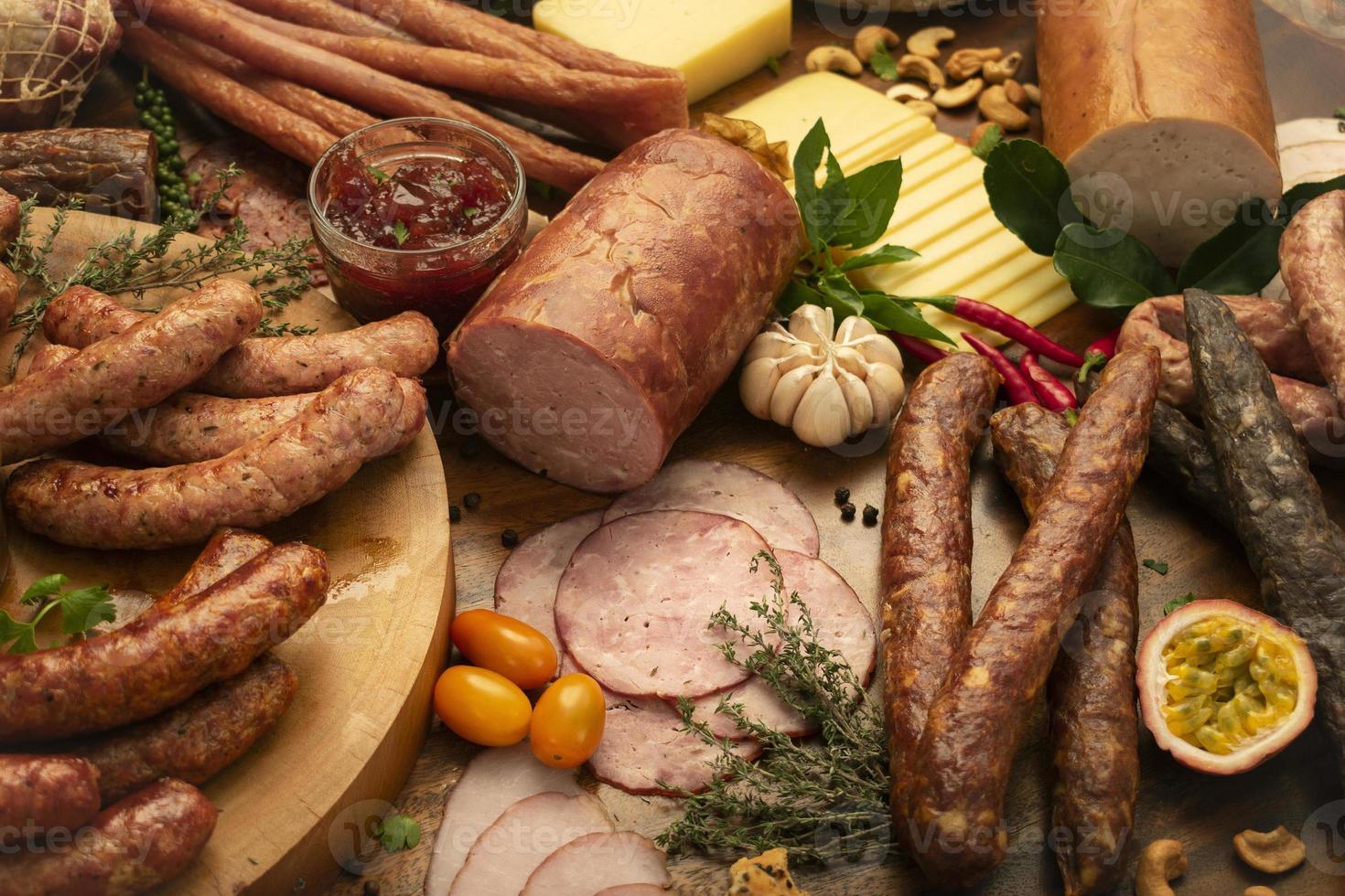 Europäischer Buffettisch mit Wurst- und Schinkenauswahl foto