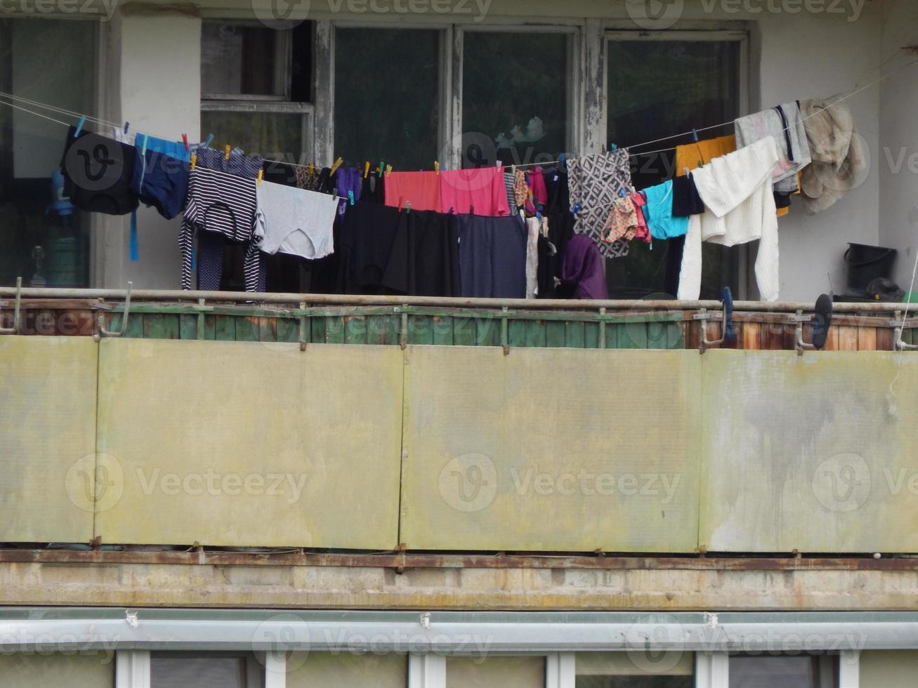 die gewaschene Wäsche wird auf dem Balkon des Hauses getrocknet foto