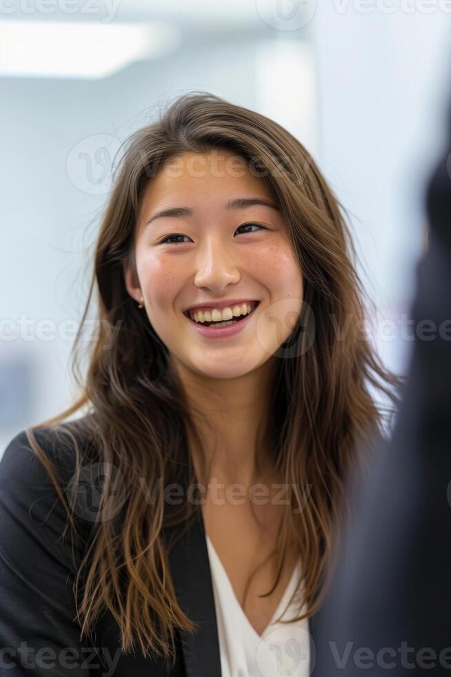 ai generiert jung japanisch lächelnd Frau im Jacke. Geschäft freundlich Verhandlungen foto