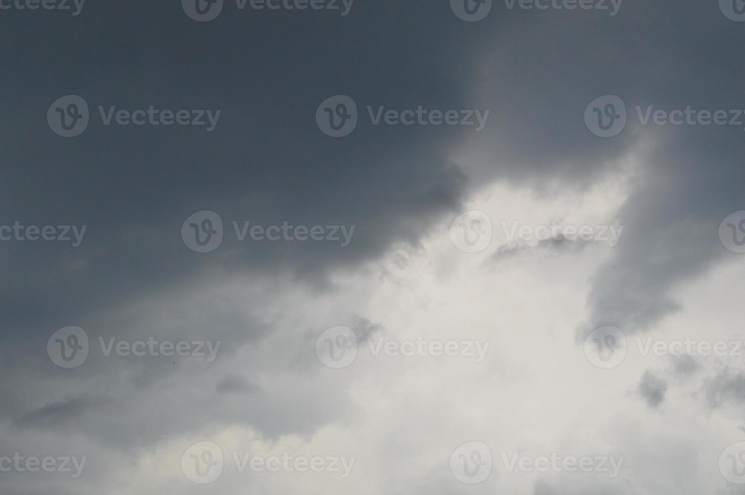 die Textur der Wolken am Himmel vor einem Gewitter foto