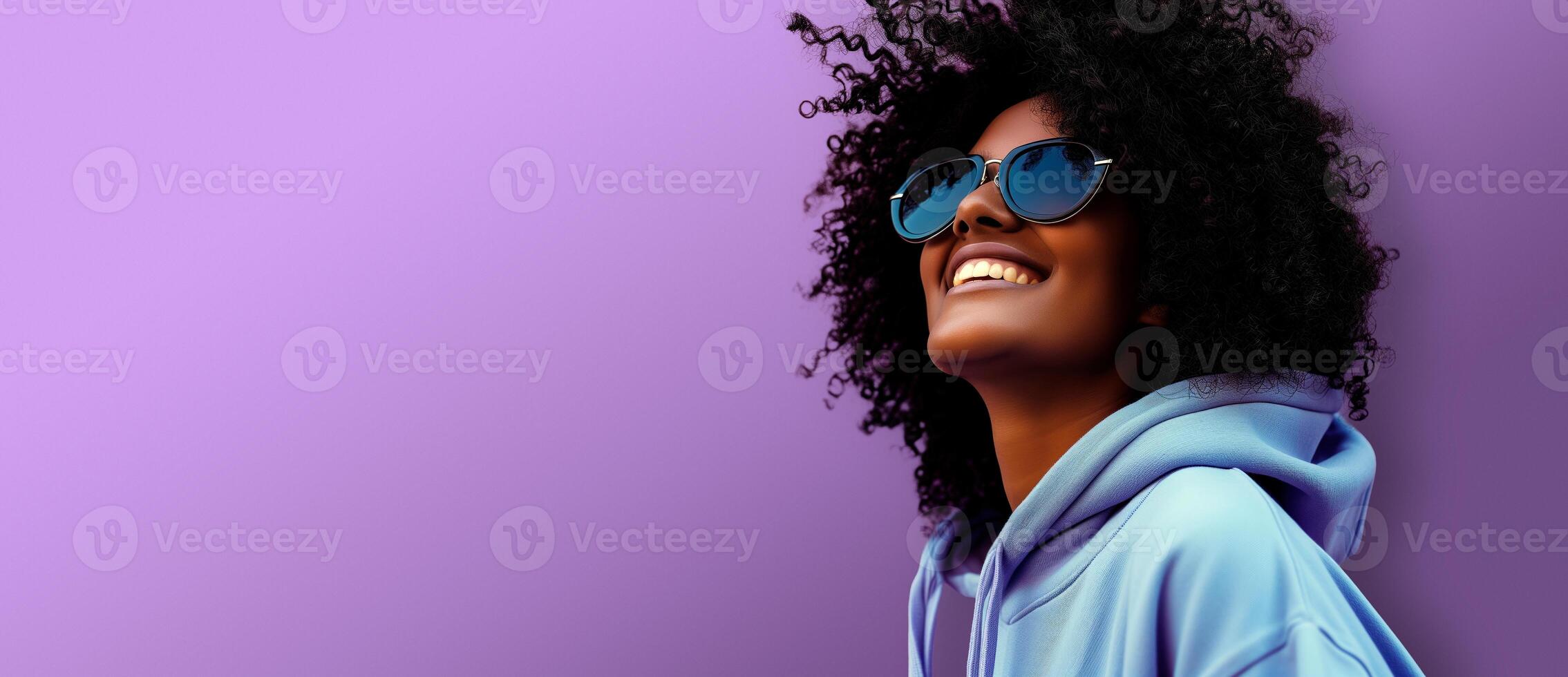 ai generiert Studio Schuss von jung dunkel gehäutet Frau tragen Sonnenbrille und lächelnd während isoliert Über lila Hintergrund. Header mit leeren Raum zum Text, Logo oder Produkt. foto