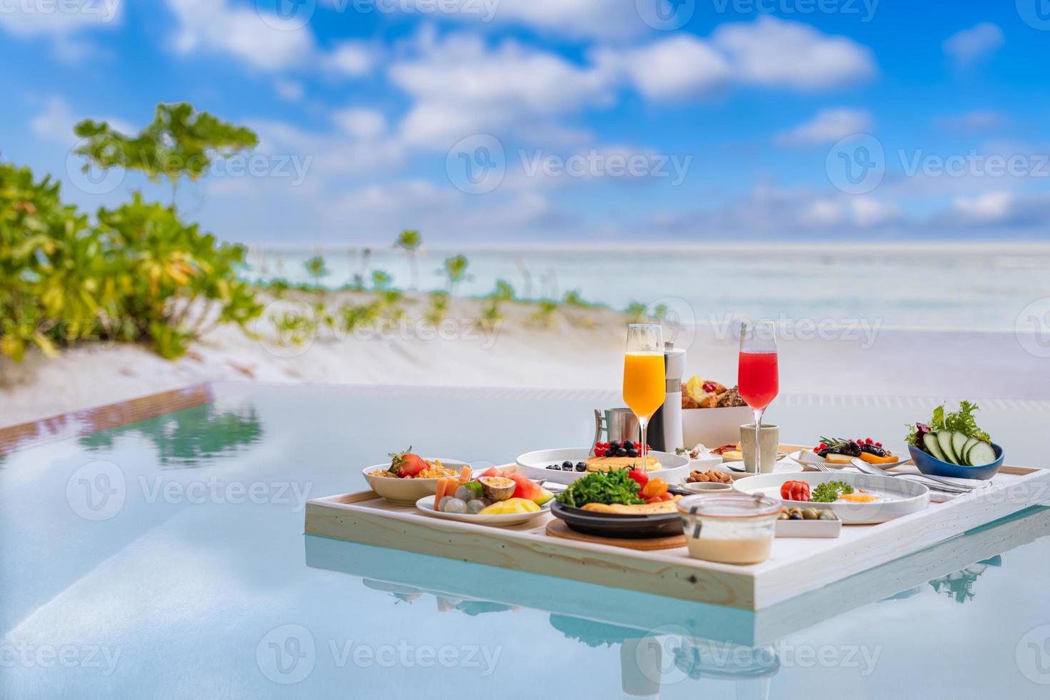 Frühstück im Swimmingpool, schwimmendes Frühstück im luxuriösen tropischen Resort. Tisch entspannen auf ruhigem Poolwasser, gesundes Frühstück Obstteller Hotel Resort Pool. tropisches paar strand luxus lebensstil foto