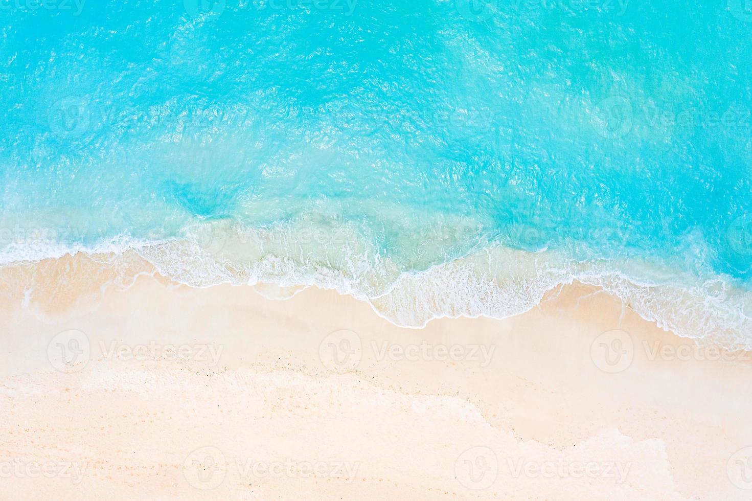 sommer seelandschaft schöne wellen, blaues meerwasser am sonnigen tag. Draufsicht von der Drohne. Meerblick, erstaunlicher tropischer Naturhintergrund. schönes helles Meer mit spritzenden Wellen und Strandsandkonzept foto