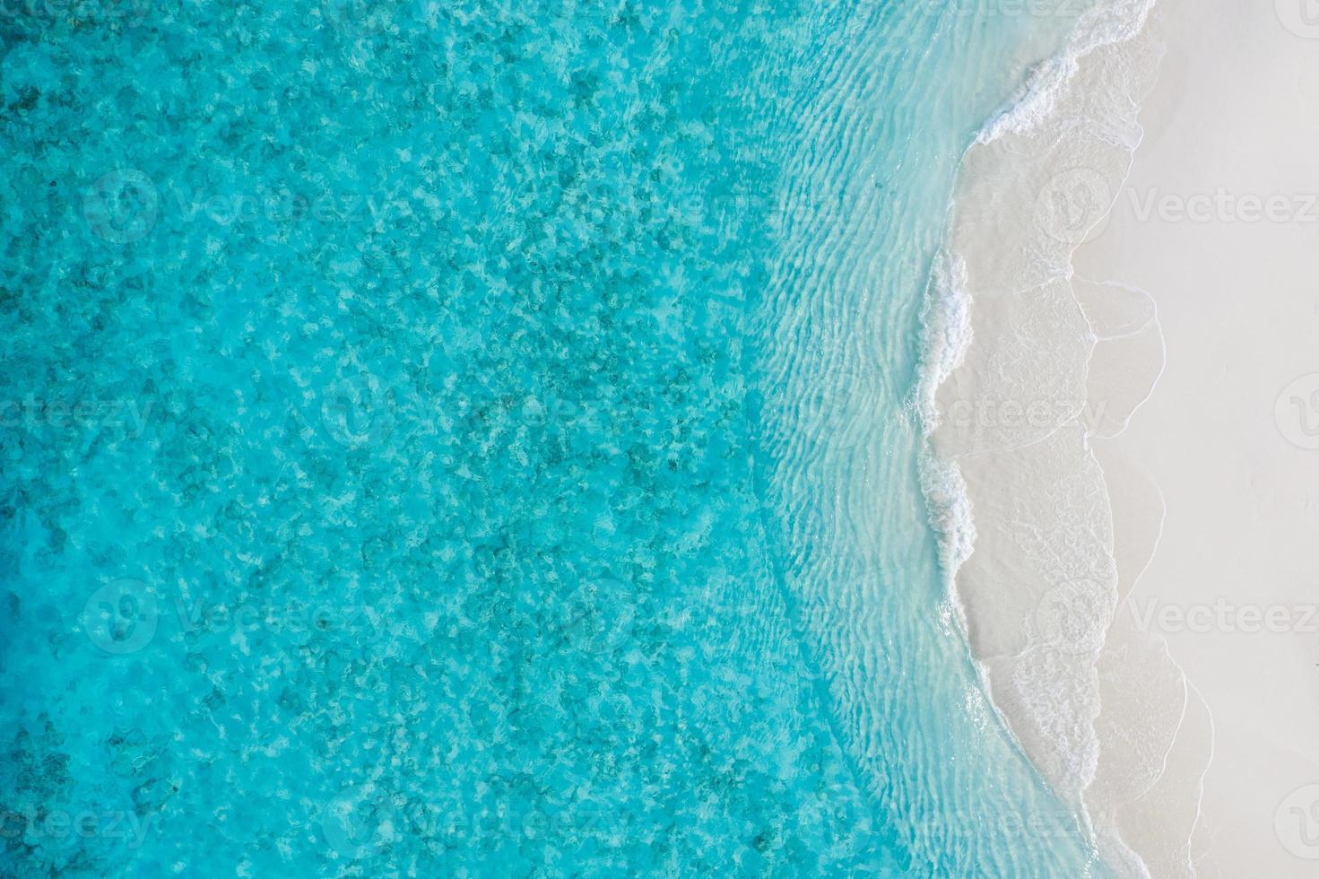 sommer seelandschaft schöne wellen, blaues meerwasser am sonnigen tag. Draufsicht von der Drohne. Meerblick, erstaunlicher tropischer Naturhintergrund. schönes helles Meer mit spritzenden Wellen und Strandsandkonzept foto