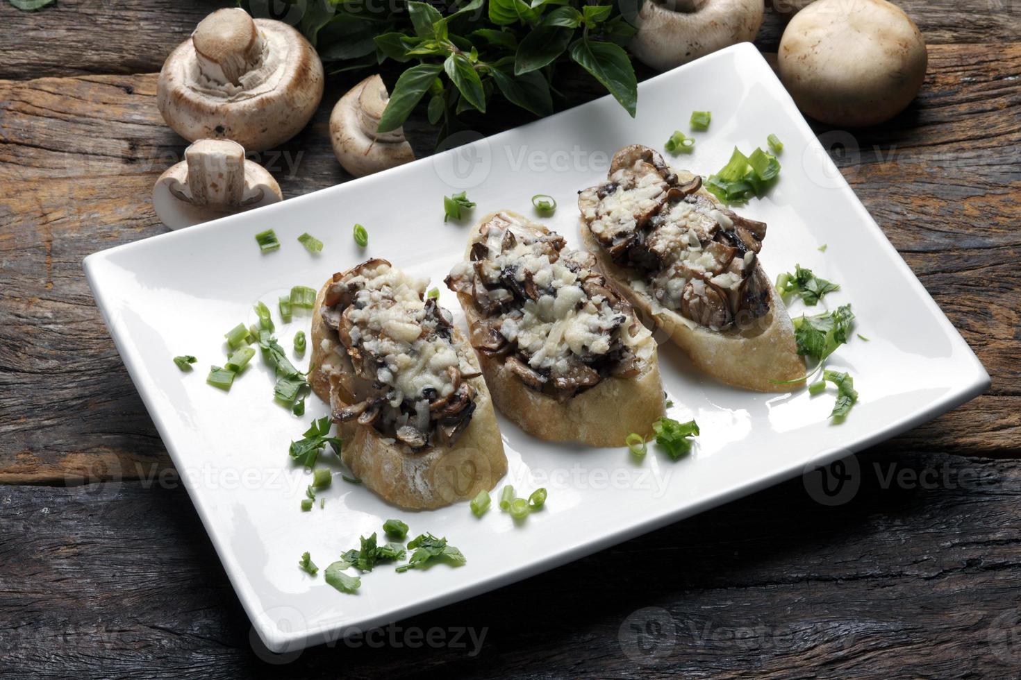 Bruschetta ist eine italienische Antipasti aus Brot, das mit Olivenöl gegrillt wird. foto