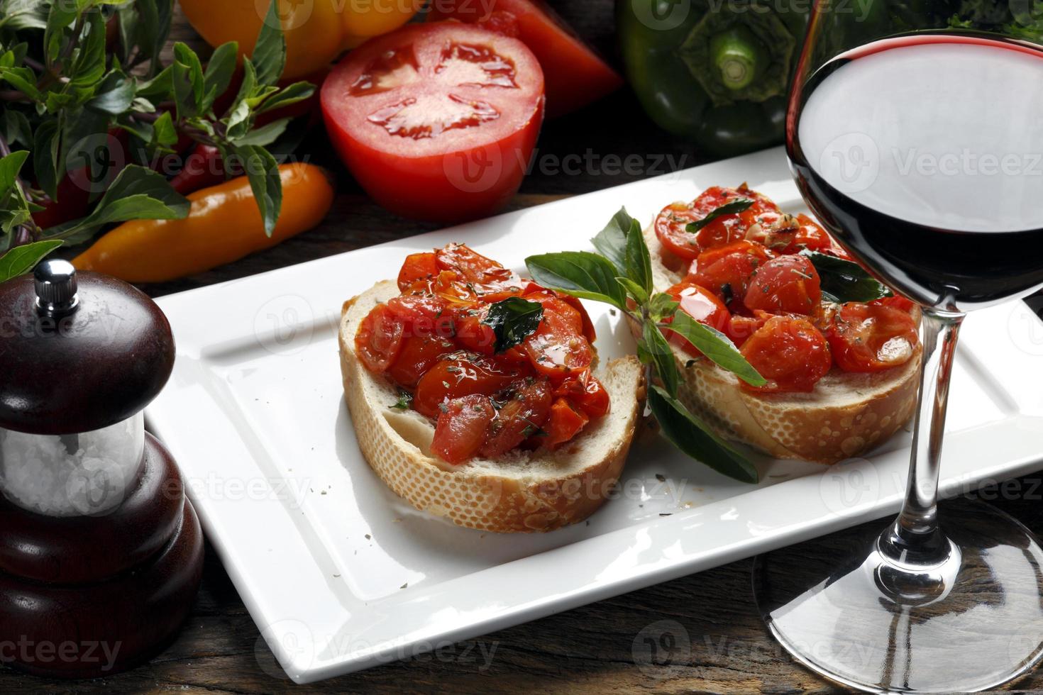 Bruschetta ist eine italienische Antipasti aus Brot, das mit Olivenöl gegrillt wird. foto