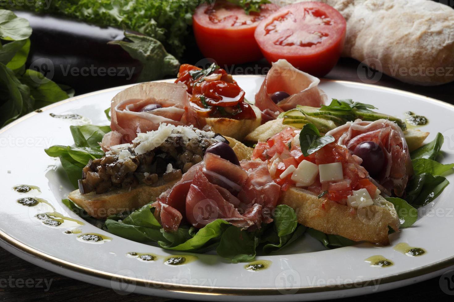 trockener Tomatensalat, Brot und Rotwein foto