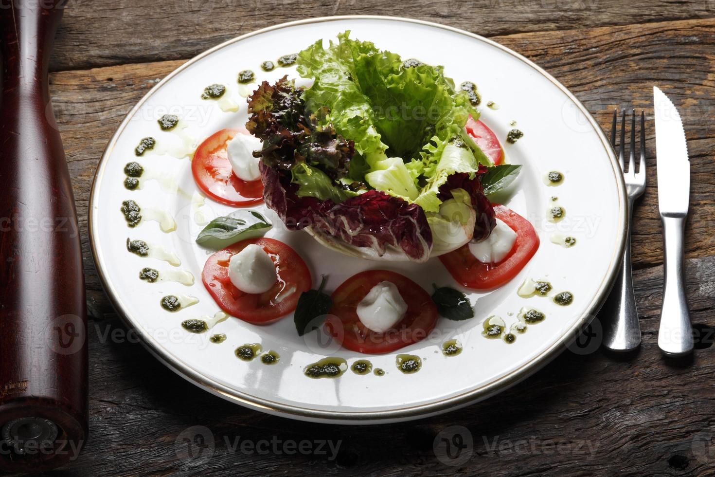 trockener Tomatensalat, Brot und Rotwein foto