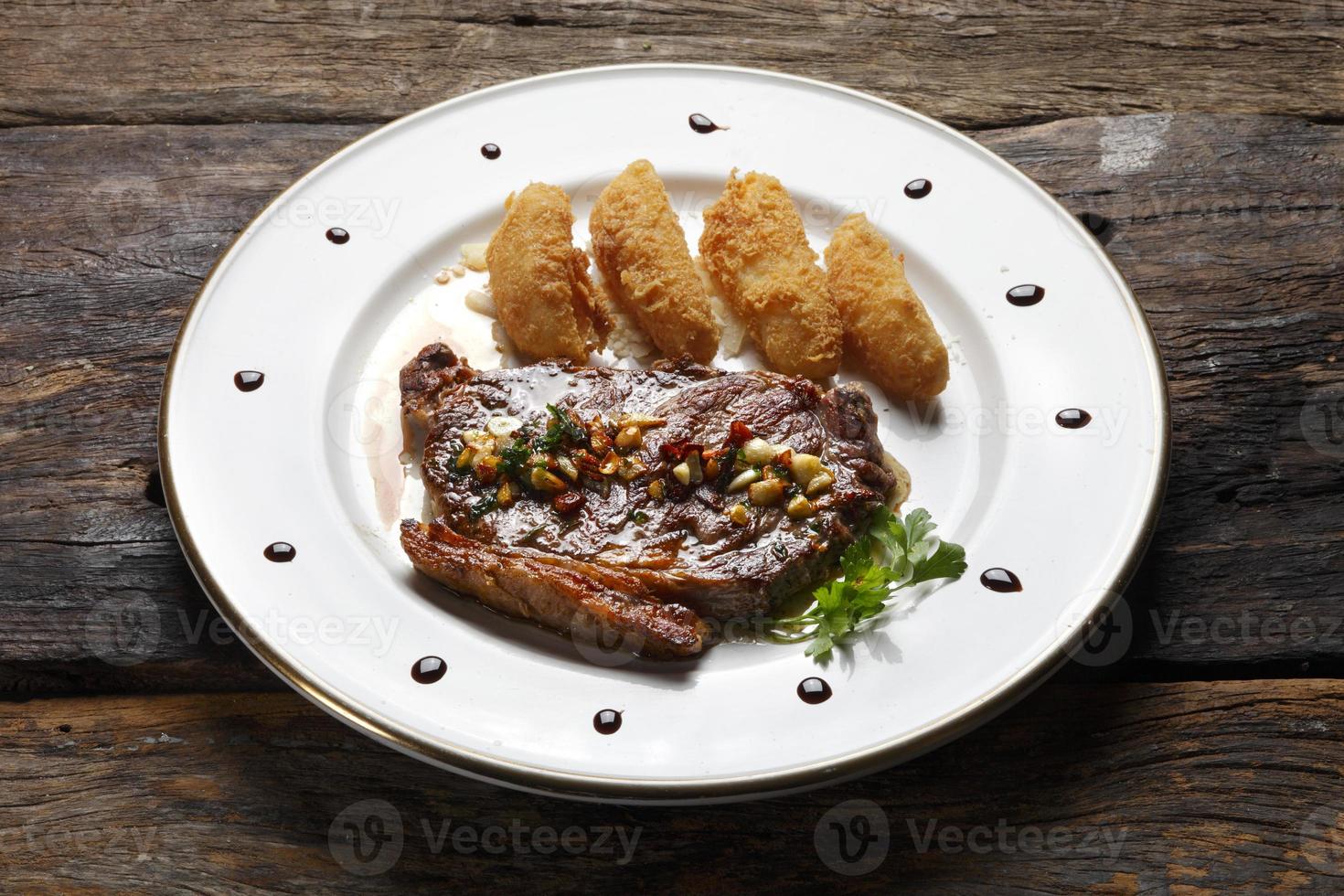 Steak mit Pommes foto