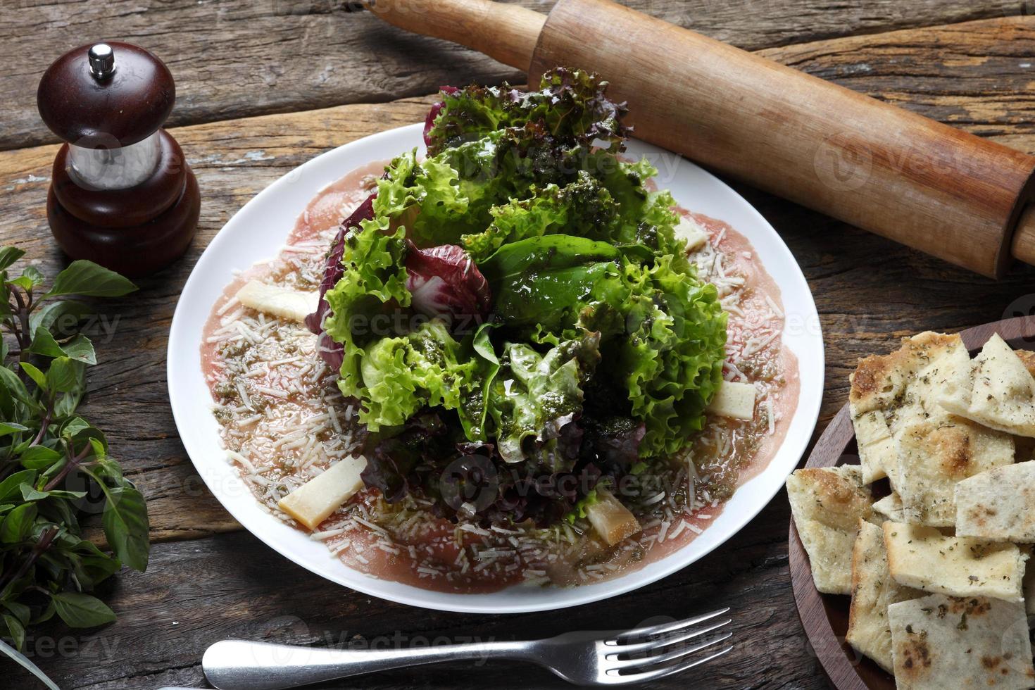 Carpaccio mit Salatsalat foto