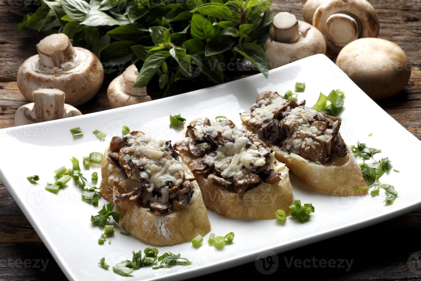 Bruschetta ist eine italienische Antipasti aus Brot, das mit Olivenöl gegrillt wird. foto