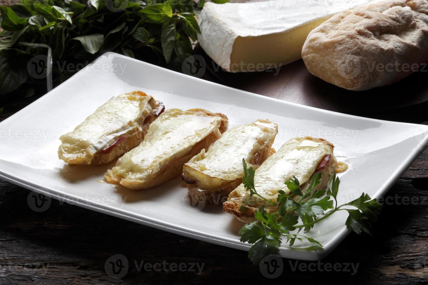 Bruschetta ist eine italienische Antipasti aus Brot, das mit Olivenöl gegrillt wird. foto